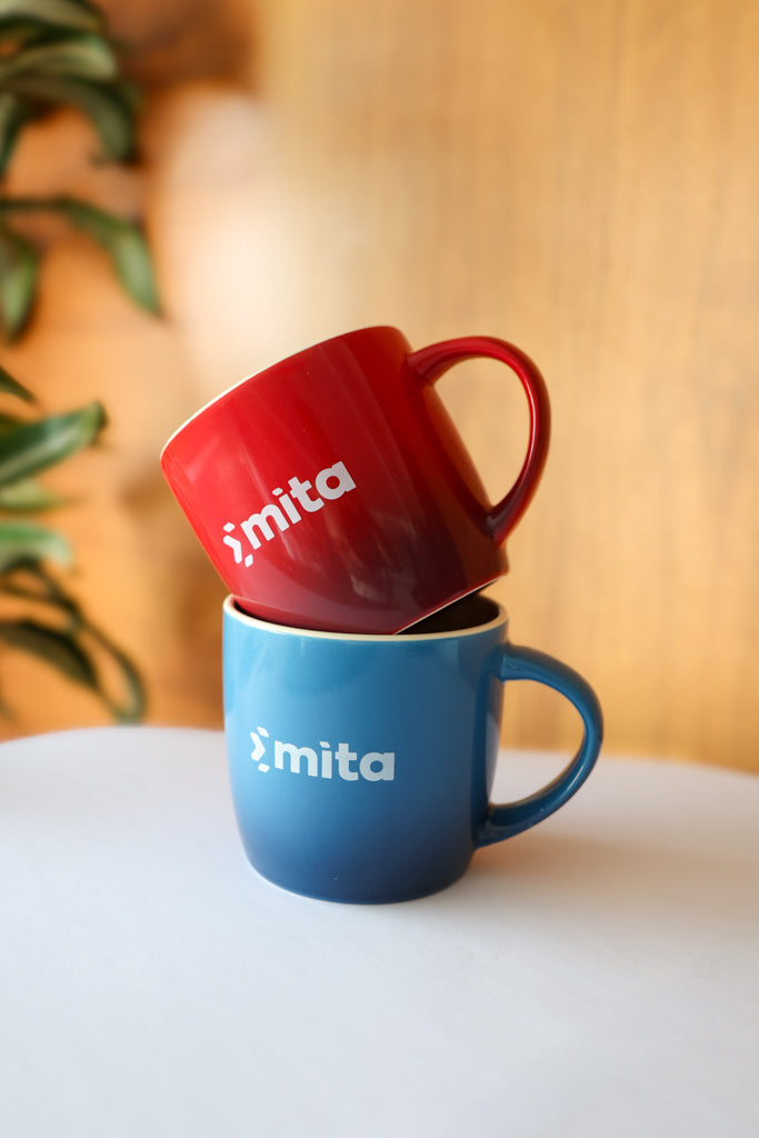 Fotografia promozionale delle tazze personalizzate della Malta Information Technology Agency