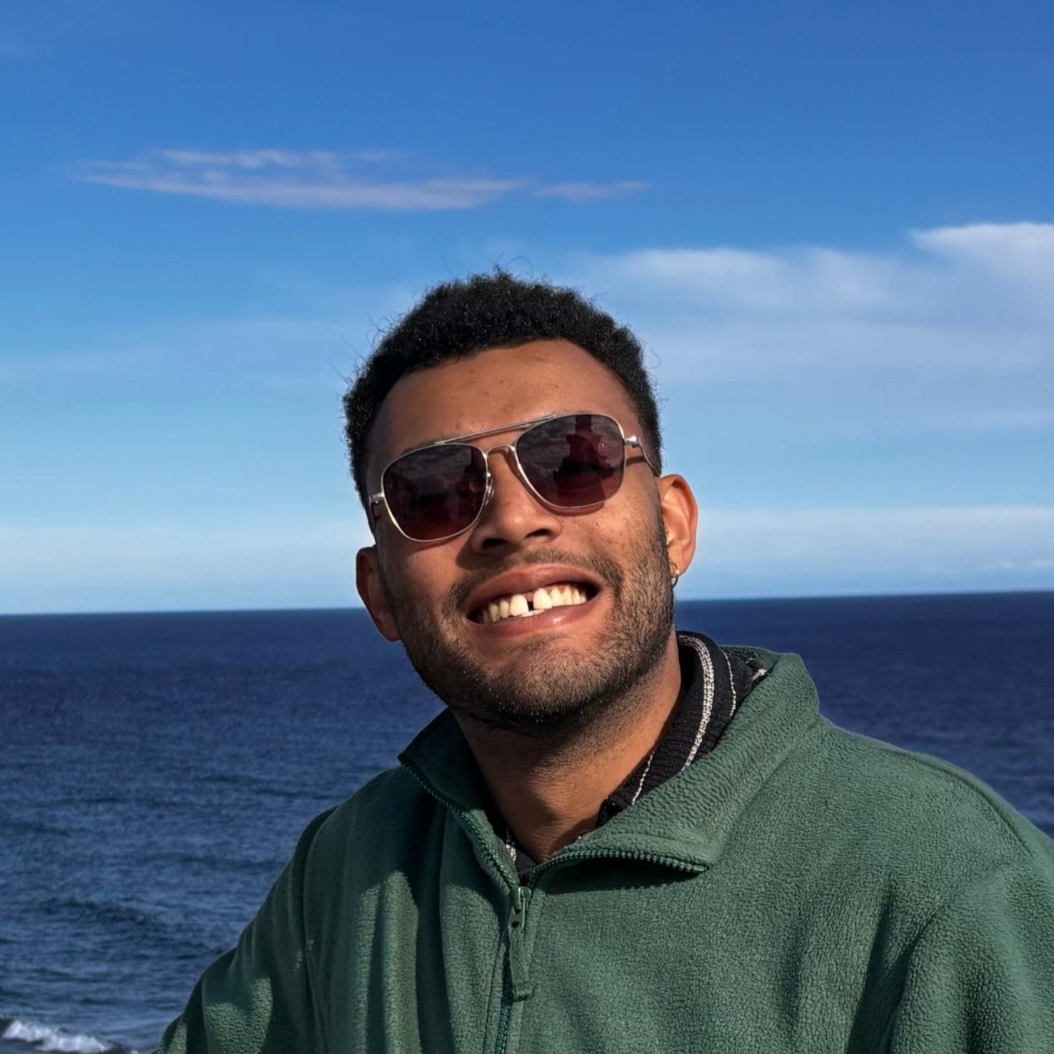 Alex Cunningham, CEO and founder of Swish & Click, smiling by the ocean in Tarragona — leading a bold, multilingual and modern approach to global merchandise distribution.