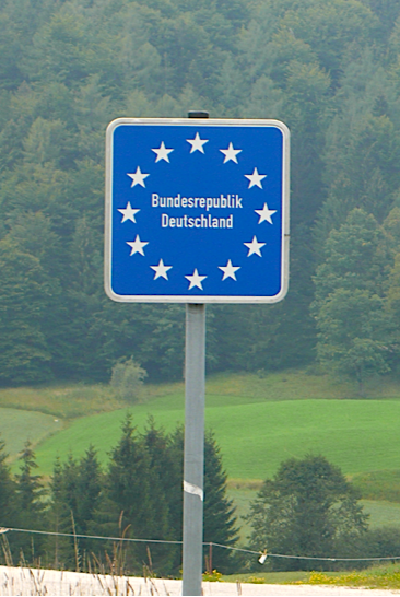 Grenzschild Bundesrepublik Deutschland mit EU-Sternen – Symbol für EU-weite Lieferung von Werbeartikeln und Merchandising