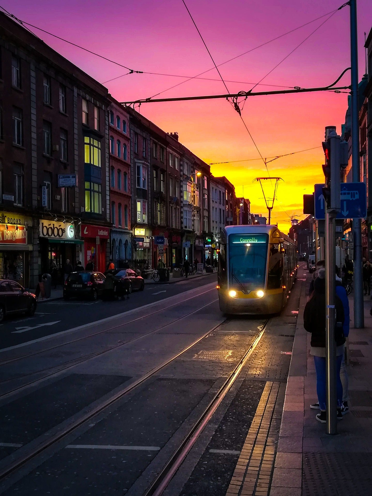 A Luas tram glides through central Dublin at sunset — vibrant city branding with smooth transport and modern infrastructure.
Tram Luas ag gluaiseacht trí lár Bhaile Átha Cliath ag luí na gréine — brandaíocht chathrach bheoga le bonneagar nua-aimseartha.