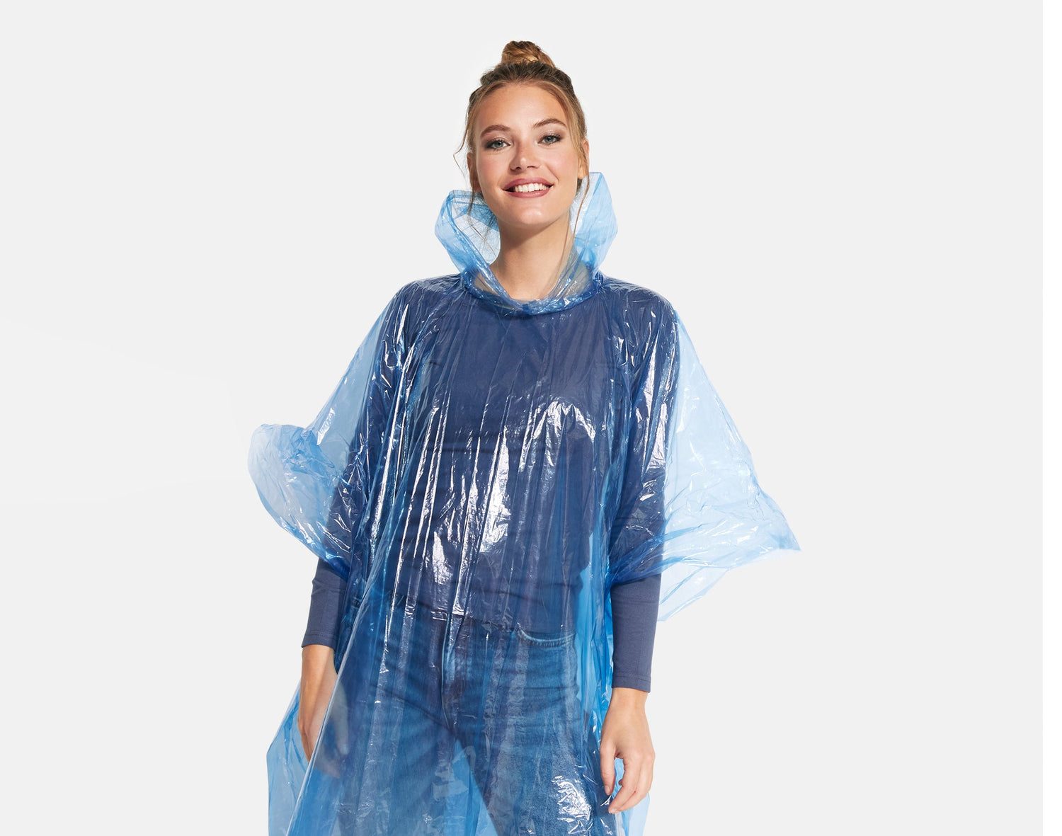 Smiling woman wearing a translucent blue rain poncho — durable branded outerwear from Stamina for events and outdoor staff.
Bean ag caitheamh poncó báistí gorm trédhearcach agus ag miongháire — éadaí seachtracha marthanacha ó Stamina do fhoirne agus imeachtaí faoin aer.