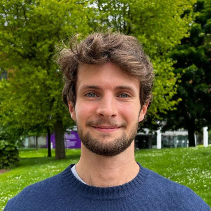 Thomas Mariotto, Swish & Click’s business development lead for Italy and Europe, smiling outdoors in a green park — combining strategic precision with international ambition.
