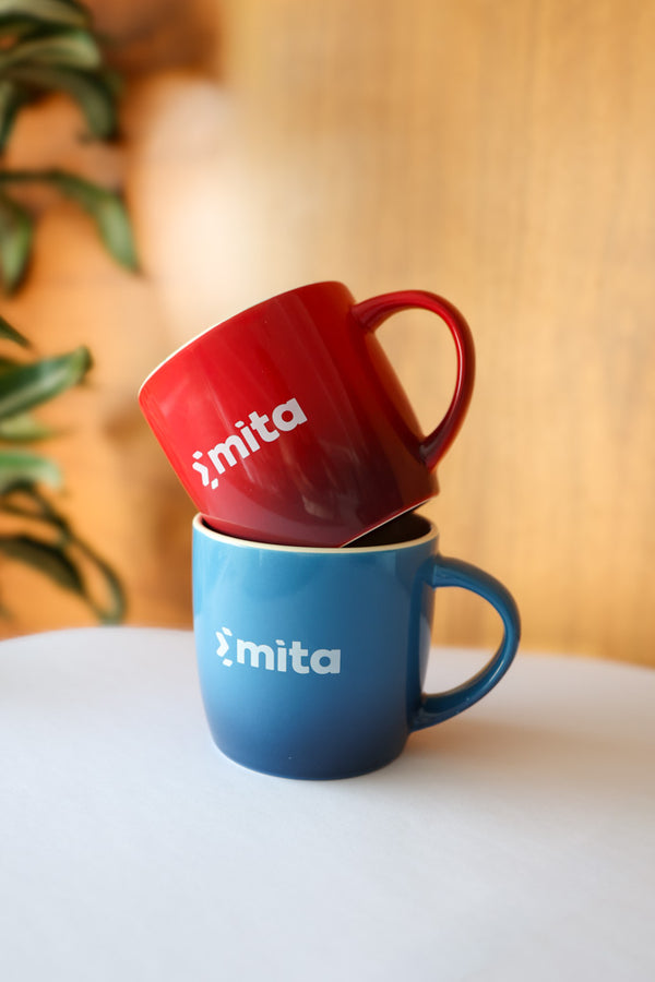 Fotografia promocional de les tasses personalitzades de la Malta Information Technology Agency