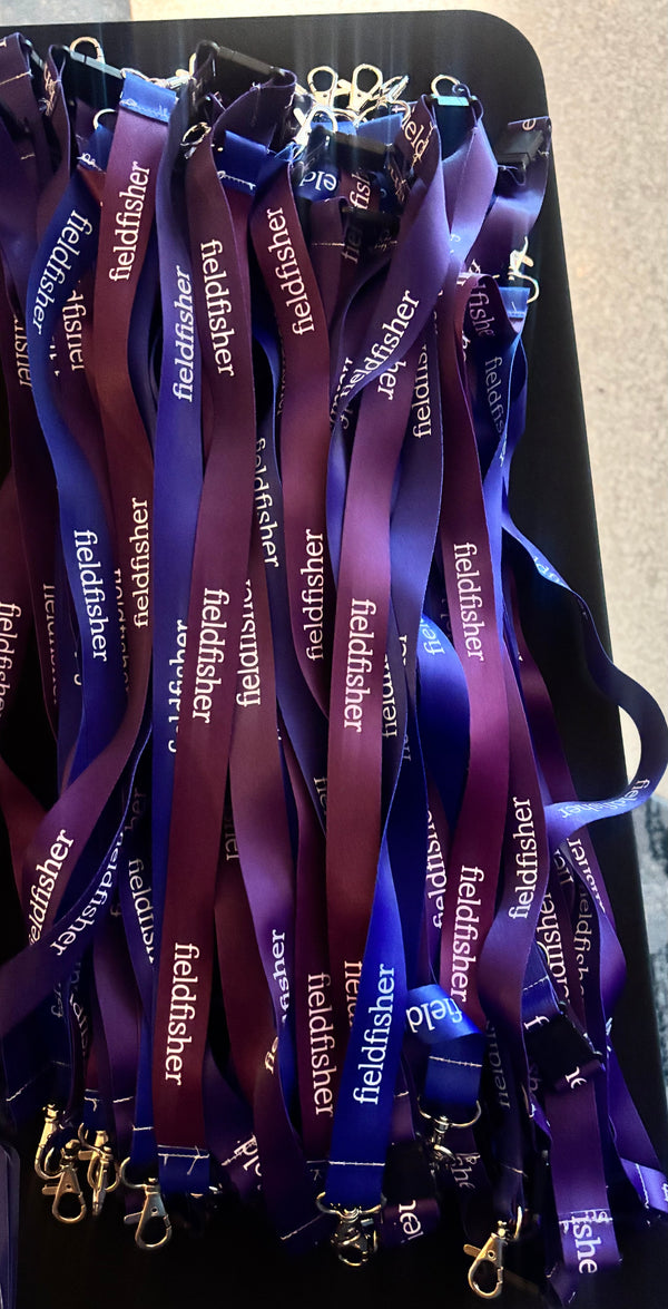 Fotografia dels lanyards personalitzats de Fieldfisher ja acabats