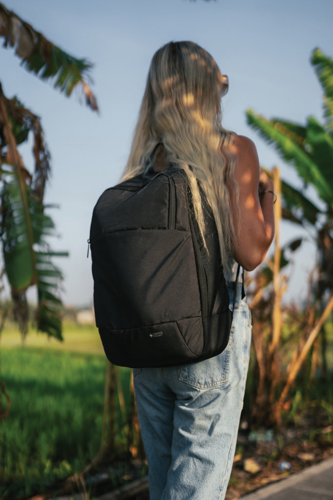 Swiss Peak AWARE™ modern 15.6' laptop backpack