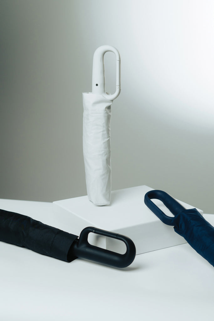 Yara 21' AWARE™ RPET solid colour umbrella with carabiner