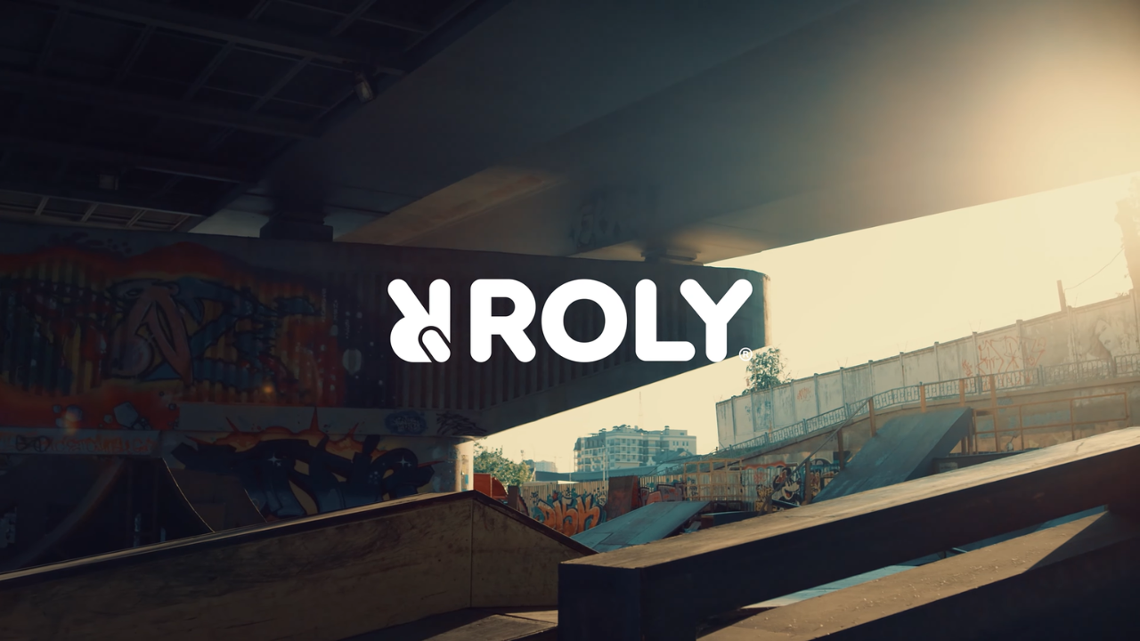 Chargez la vidéo: Dans les coulisses de Roly Apparel Manufacturing - des vêtements européens de confiance pour l&#39;image de marque, l&#39;impression et l&#39;utilisation promotionnelle personnalisées.