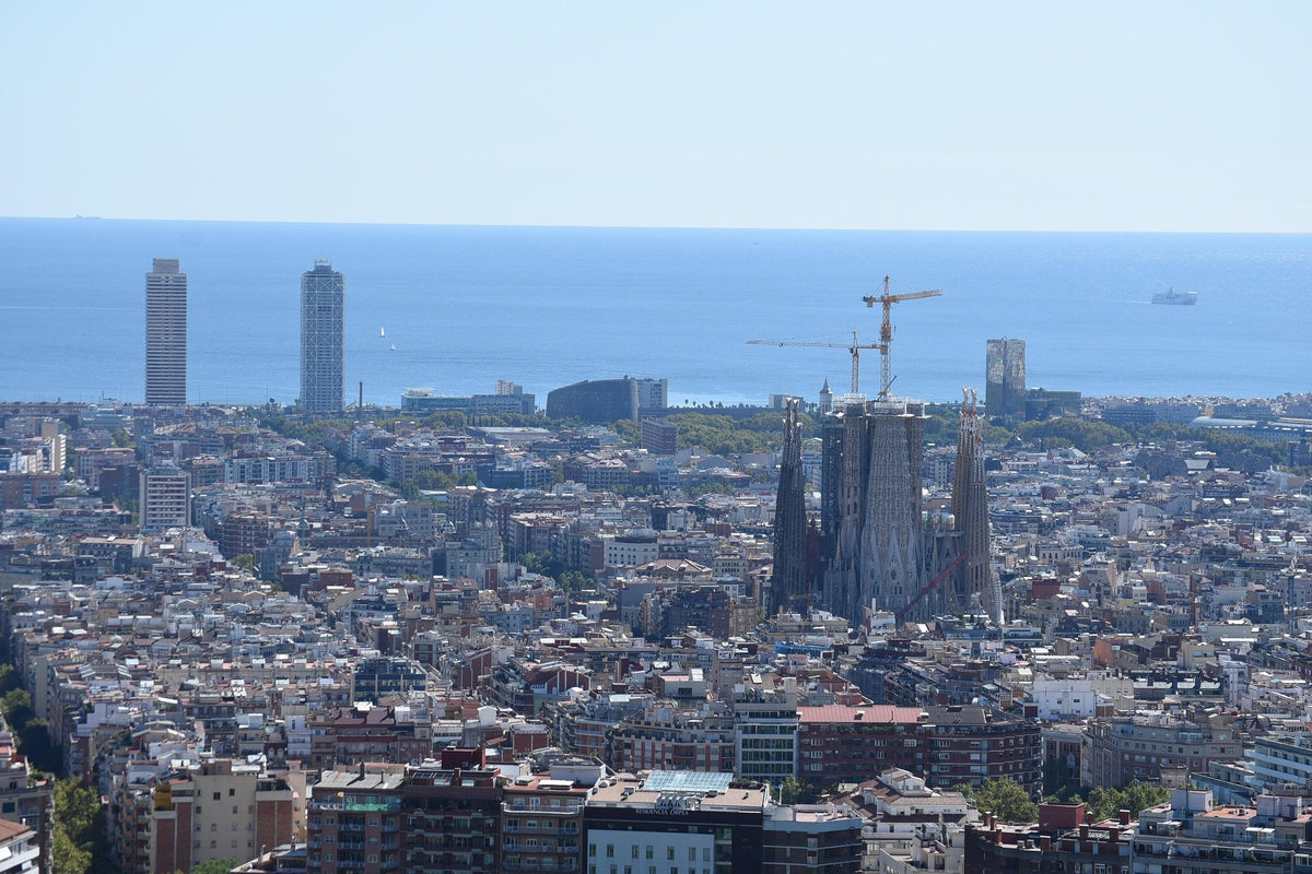Vista de Barcelona amb la Sagrada Família i el mar Mediterrani al fons.

Vista de Barcelona representando la entrega de productos promocionales personalizados para empresas catalanas, eventos tecnológicos y ferias internacionales.