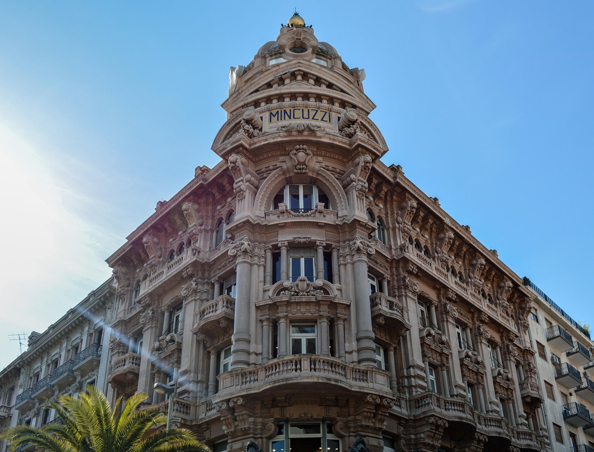 Architettura storica a Bari, città costiera della Puglia, ideale per la distribuzione flessibile di gadget aziendali personalizzati a università e aziende marittime.