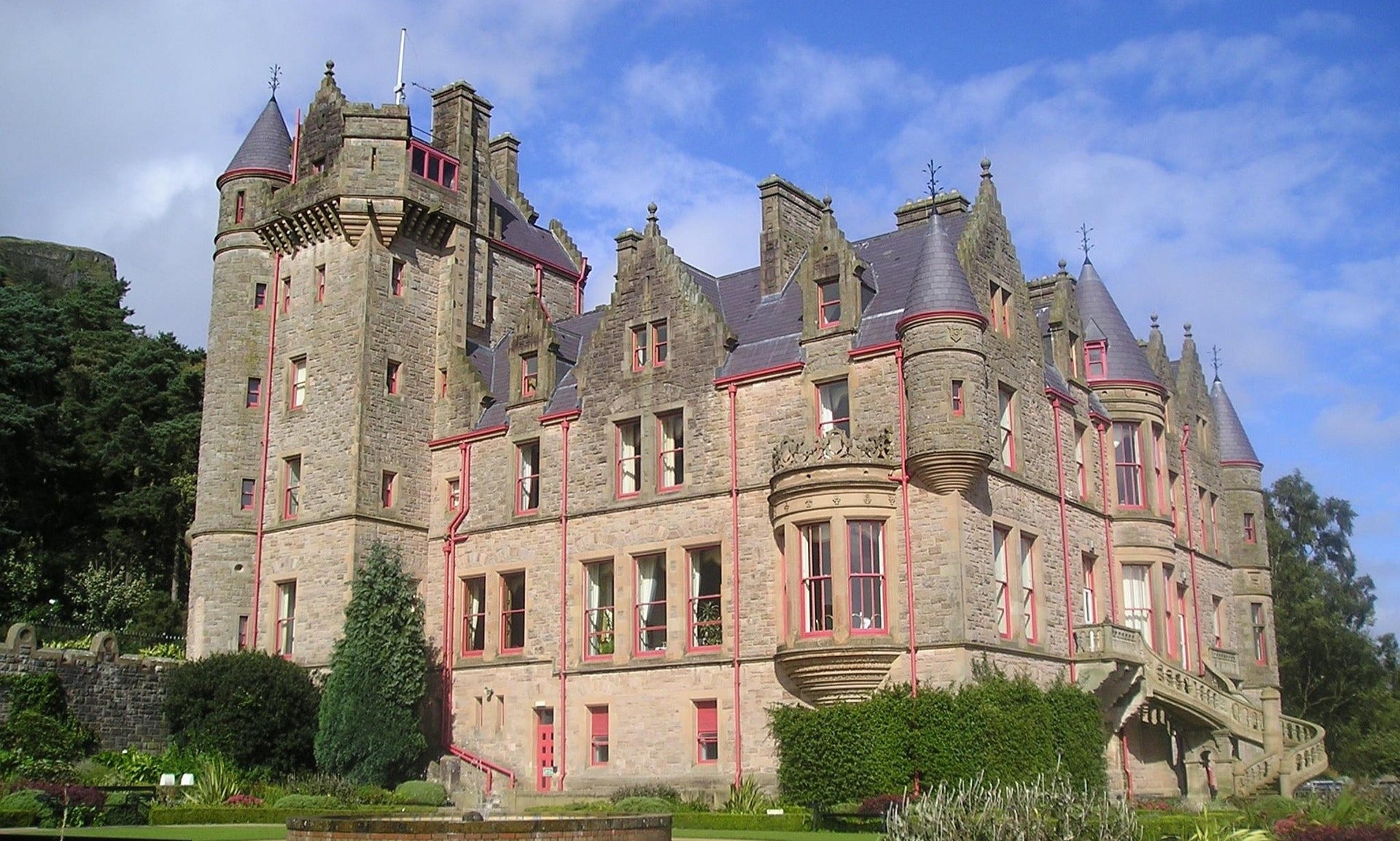 Belfast Castle on a bright day — ideal backdrop for delivering promo items to schools, events, and businesses in Northern Ireland.

Caisleán Bhéal Feirste ar lá grianmhar — suíomh foirfe do sheachadadh táirgí cur chun cinn i dTuaisceart Éireann.