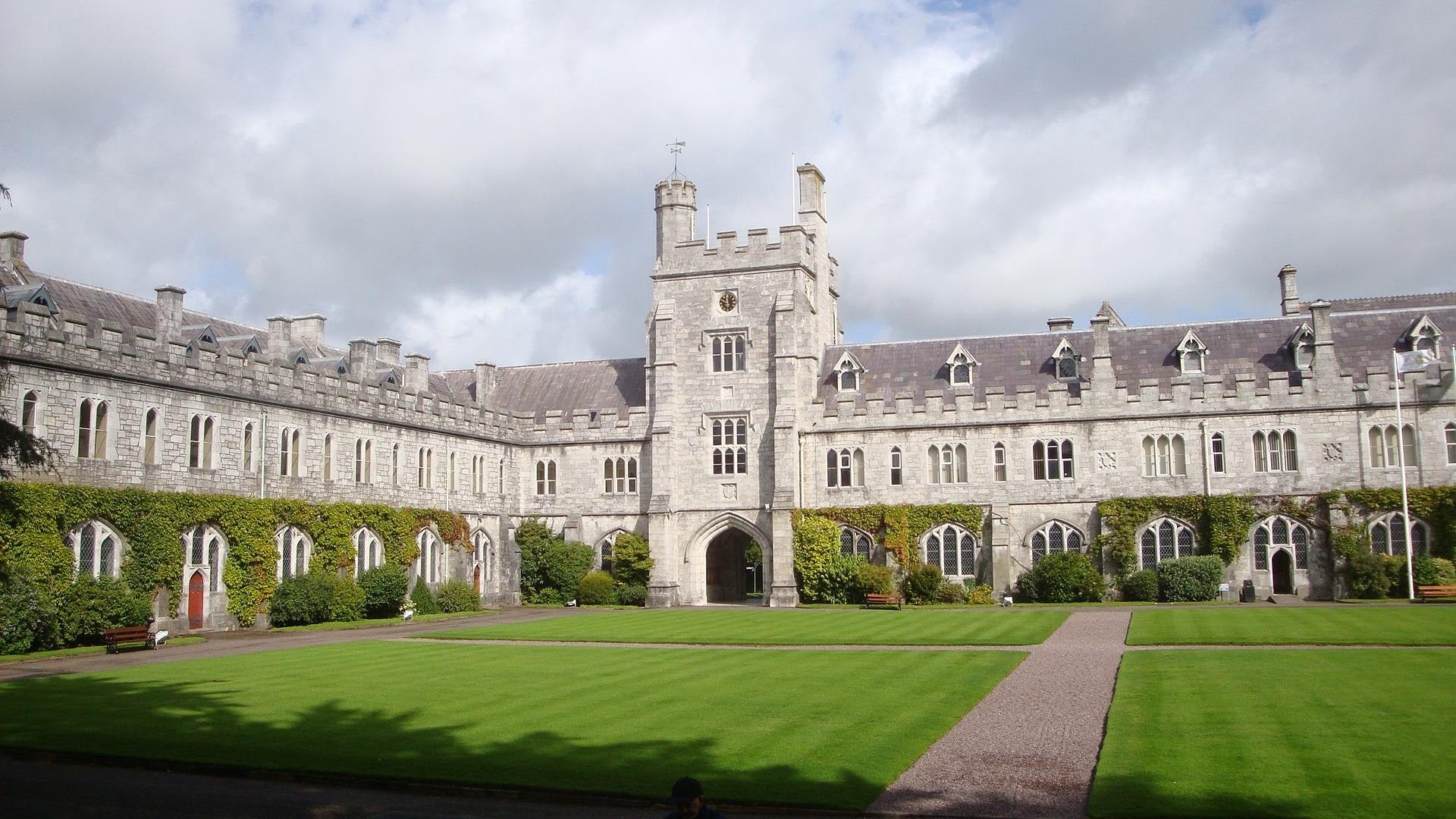 Promotional products at University College Cork — fast delivery for branded clothing and business gifts across Cork.
Táirgí cur chun cinn i gColáiste na hOllscoile, Corcaigh — seachadadh tapa ar éadaí branda agus bronntanais ghnó ar fud Chorcaí.