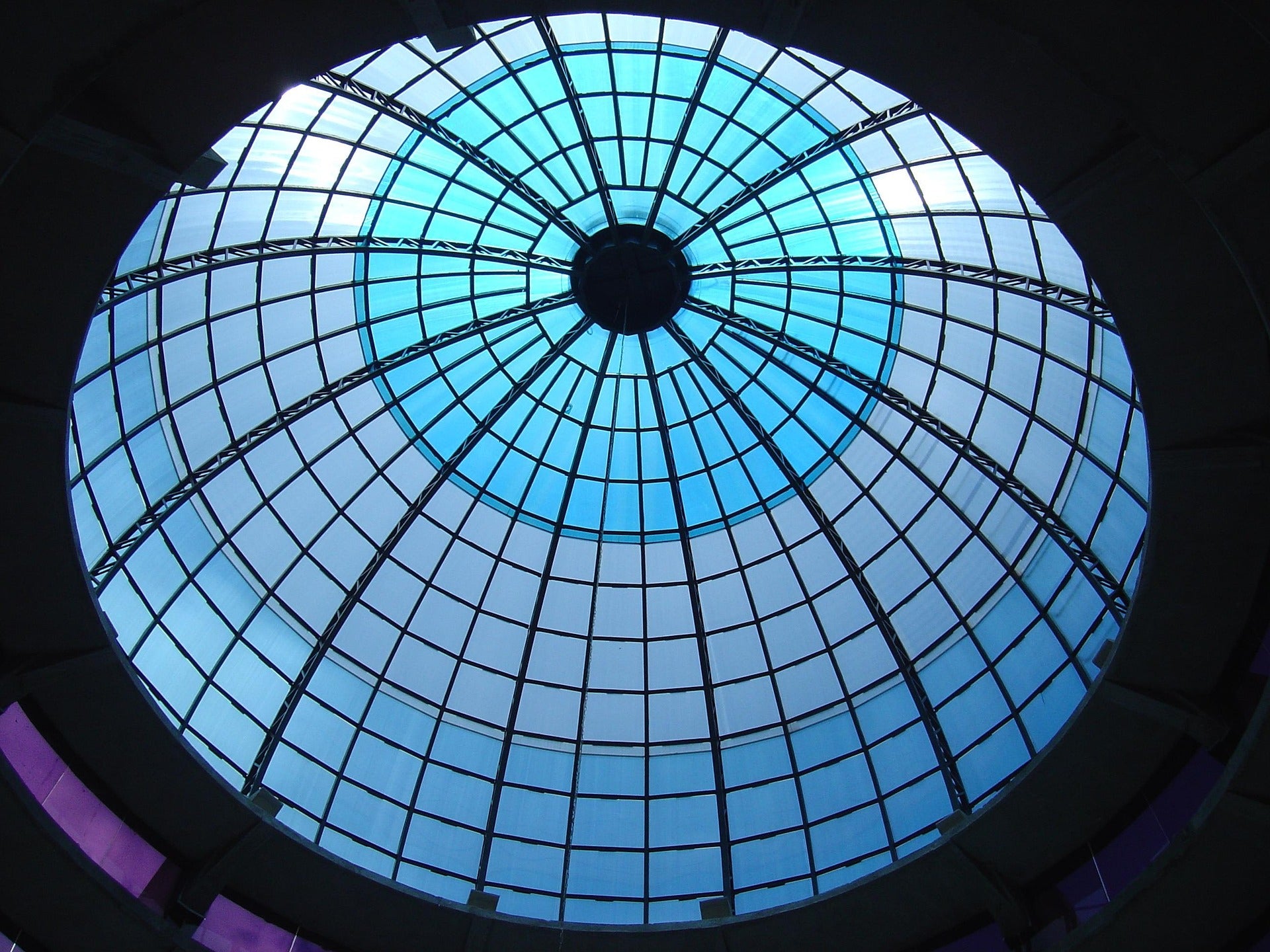 Glass ceiling dome in Drogheda shopping centre — branded giveaways for fast-growing Irish SMEs.
Díon gloine i lár siopadóireachta i nDroichead Átha — bronntanais bhranda do FBManna Éireannacha atá ag fás go tapa.