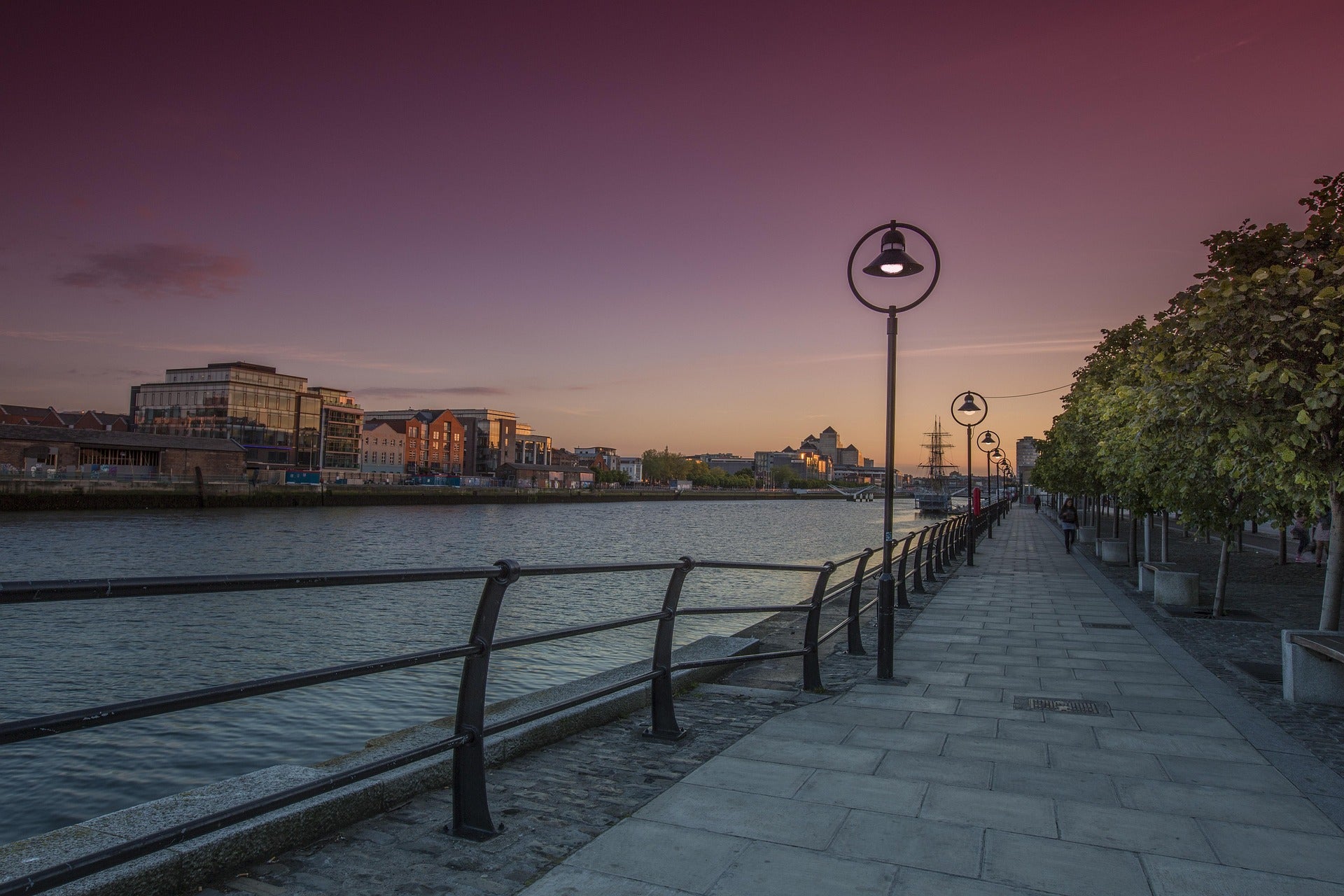 View of the River Liffey and Samuel Beckett Bridge in Dublin — ideal for promoting eco-friendly giveaways and branded events.

Radharc ar Abhainn na Life agus Droichead Samuel Beckett i mBaile Átha Cliath — foirfe do bhronntanais ghlas agus ócáidí branda.