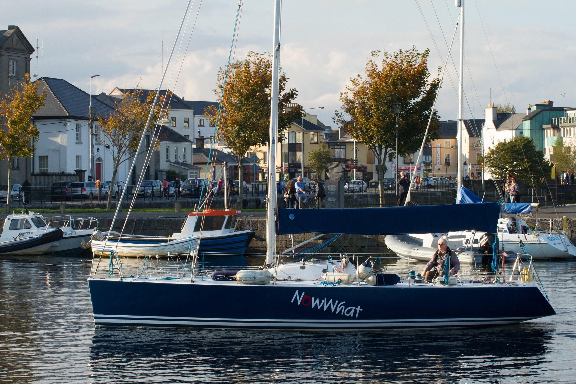 Boats docked at Galway harbour — we deliver promotional items for festivals, colleges, and tourism across the West.

Báid i gcalafort na Gaillimhe — soláthraímid táirgí cur chun cinn do fhéilte, coláistí agus turasóireacht sa Iarthar.