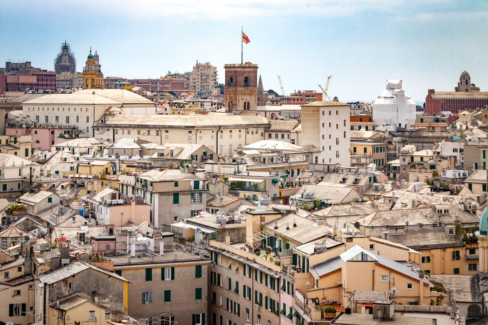 Veduta panoramica di Genova, simbolo della fornitura rapida di gadget promozionali per aziende di spedizioni, università e fiere cittadine.
