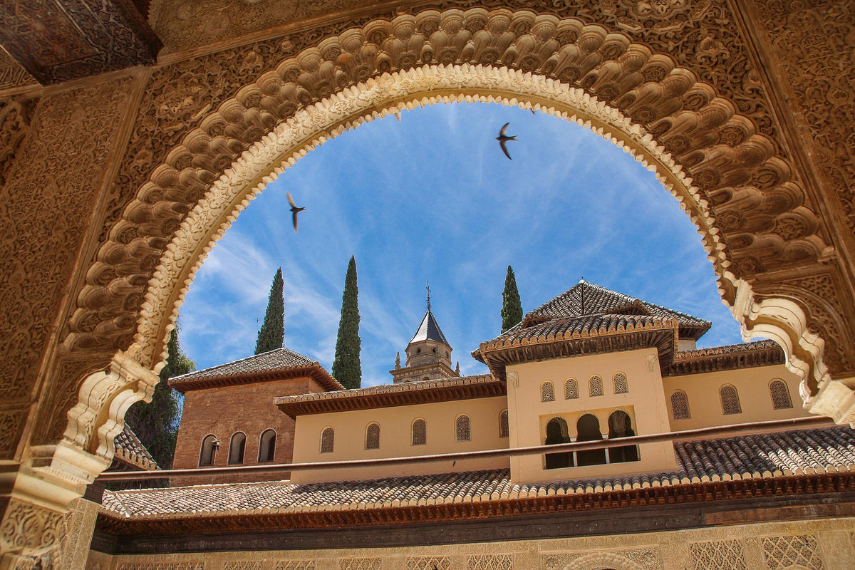 Arco histórico de Granada simbolizando la alta demanda de artículos publicitarios personalizados para universidades, instituciones públicas y el turismo cultural.