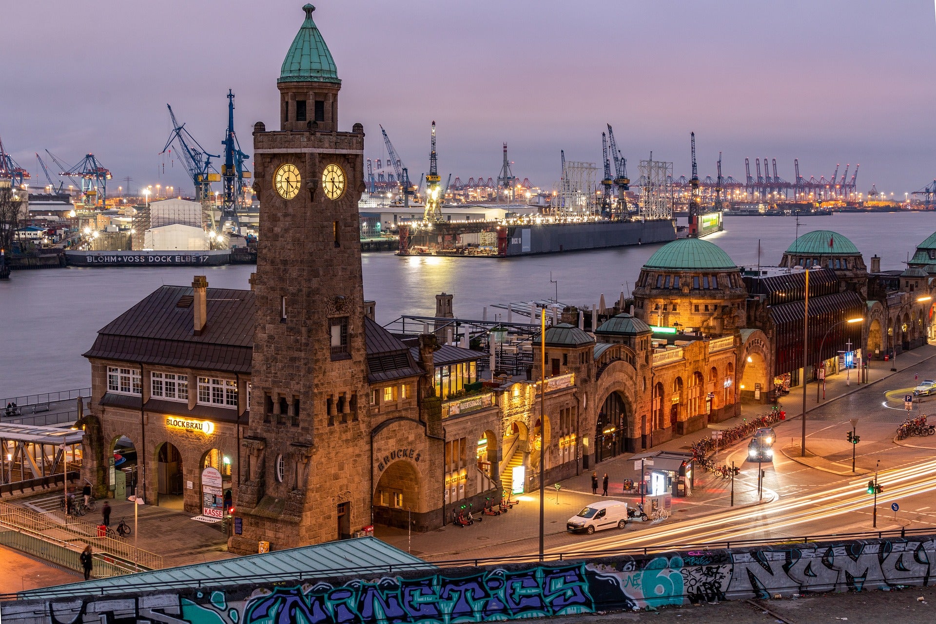 Hamburger Hafen bei Nacht – EU-weite Lieferung von Werbeartikeln und Firmenmerchandising in Deutschland
