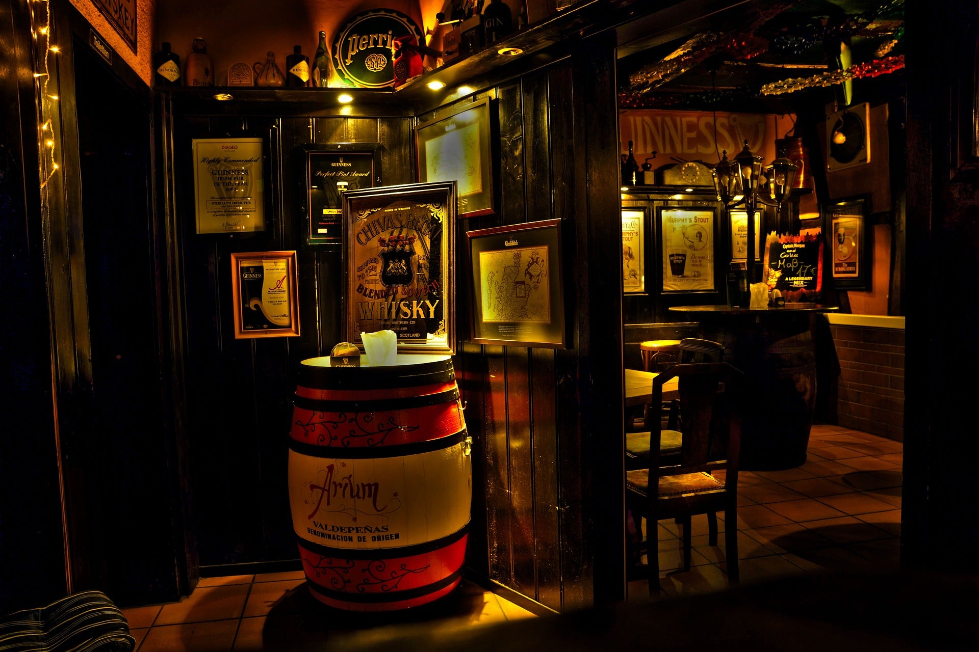 Interior of a traditional Kilkenny pub — we provide custom products for creative brands, events and cultural tourism.
Taobh istigh de phub traidisiúnta i gCill Chainnigh — soláthraímid táirgí branda do bhrandaí cruthaitheacha, ócáidí agus turasóireacht chultúrtha.