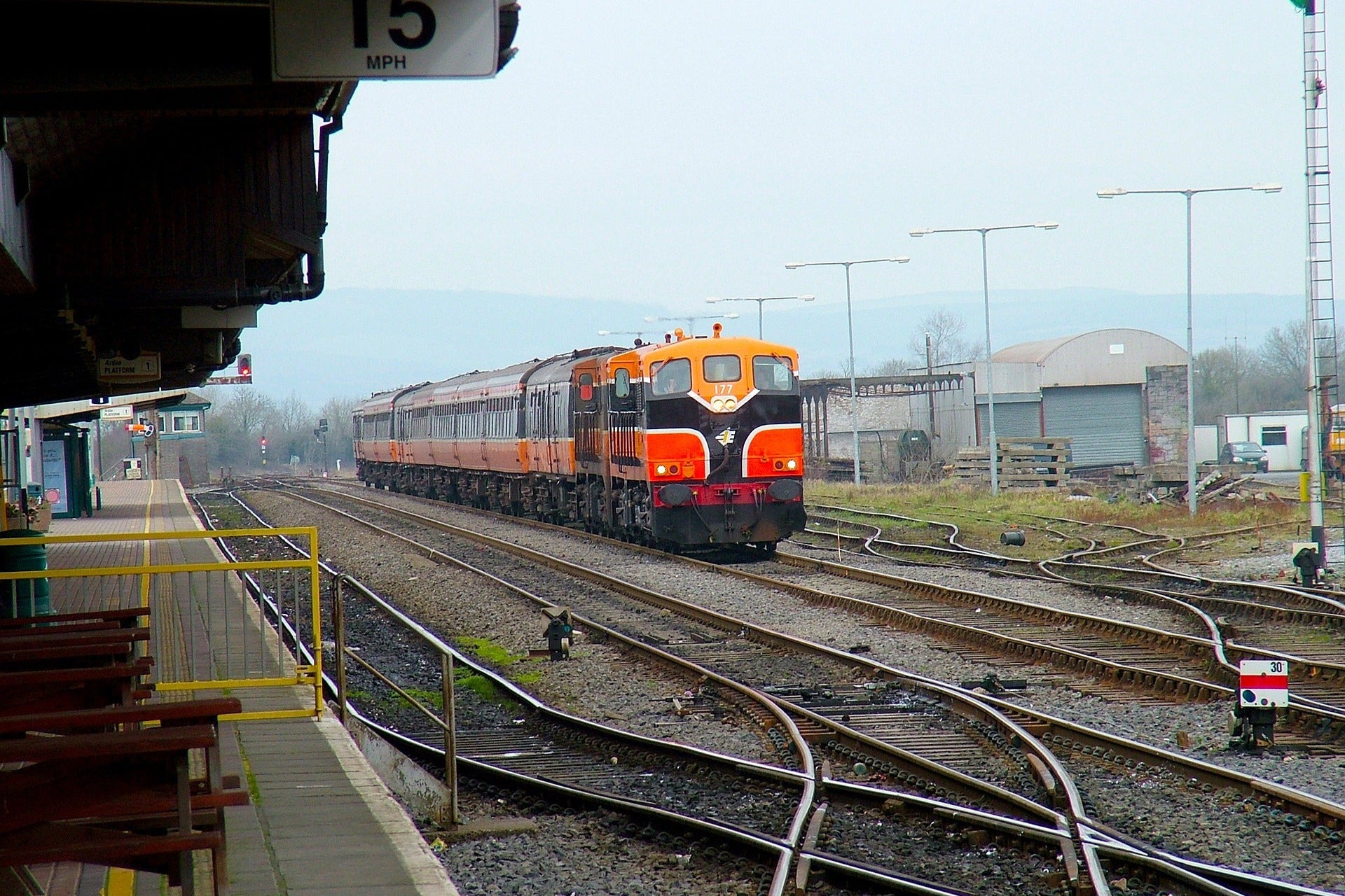 Train station in Limerick’s industrial area — ideal for supplying custom merch to logistics and tech firms.
Stáisiún traenach i gceantar tionsclaíoch Luimnigh — oiriúnach do thionscal lóistíochta agus gnólachtaí teicneolaíochta.