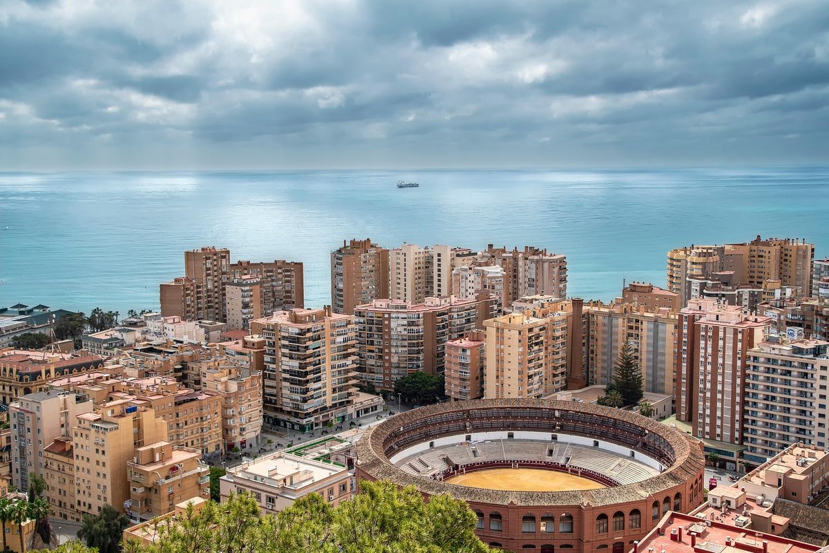 Panorámica de Málaga, centro de tecnología y turismo con fuerte demanda de artículos promocionales sostenibles y personalizados.