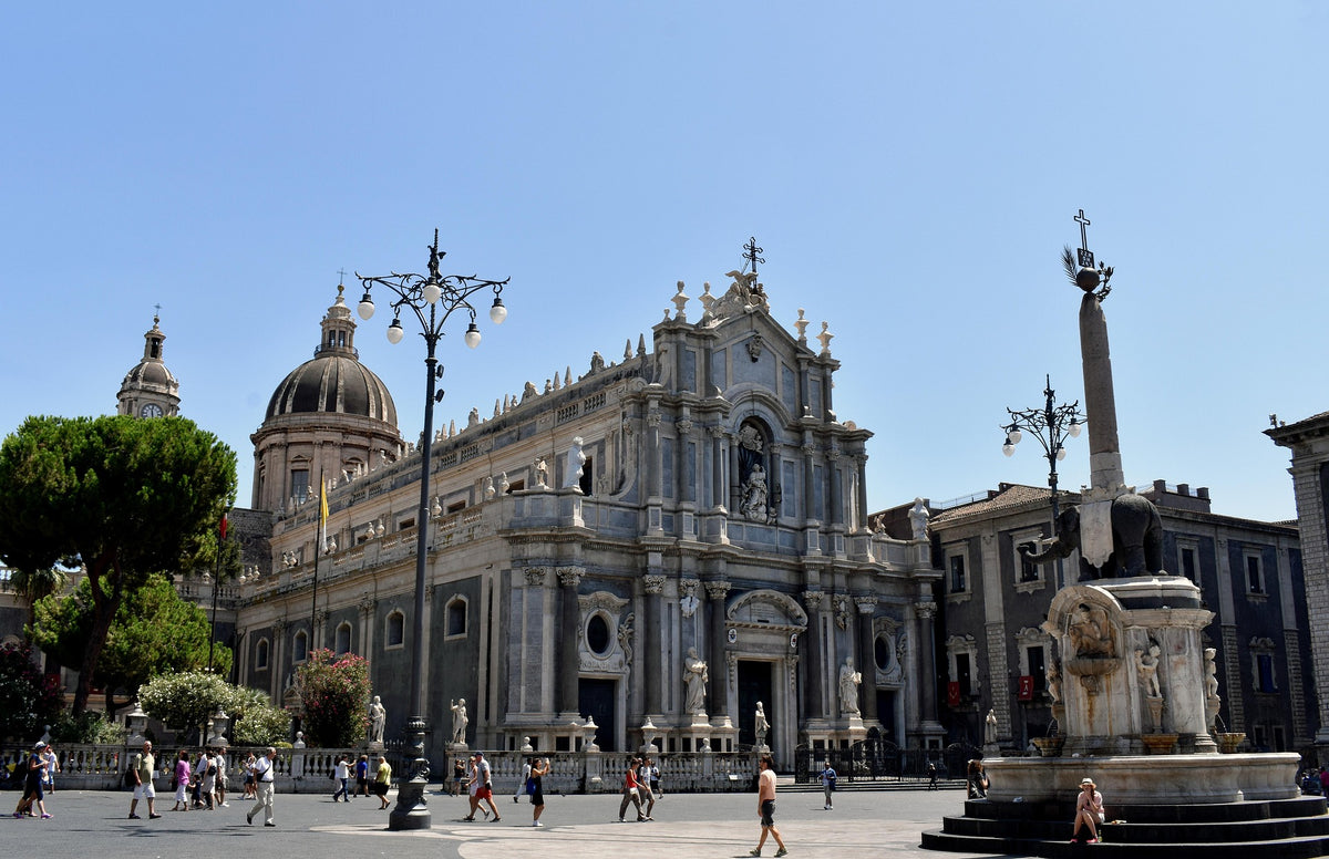 La Cattedrale di Sant'Agata a Catania con piazza centrale, simbolo culturale ideale per branding locale e promozione aziendale in Sicilia.