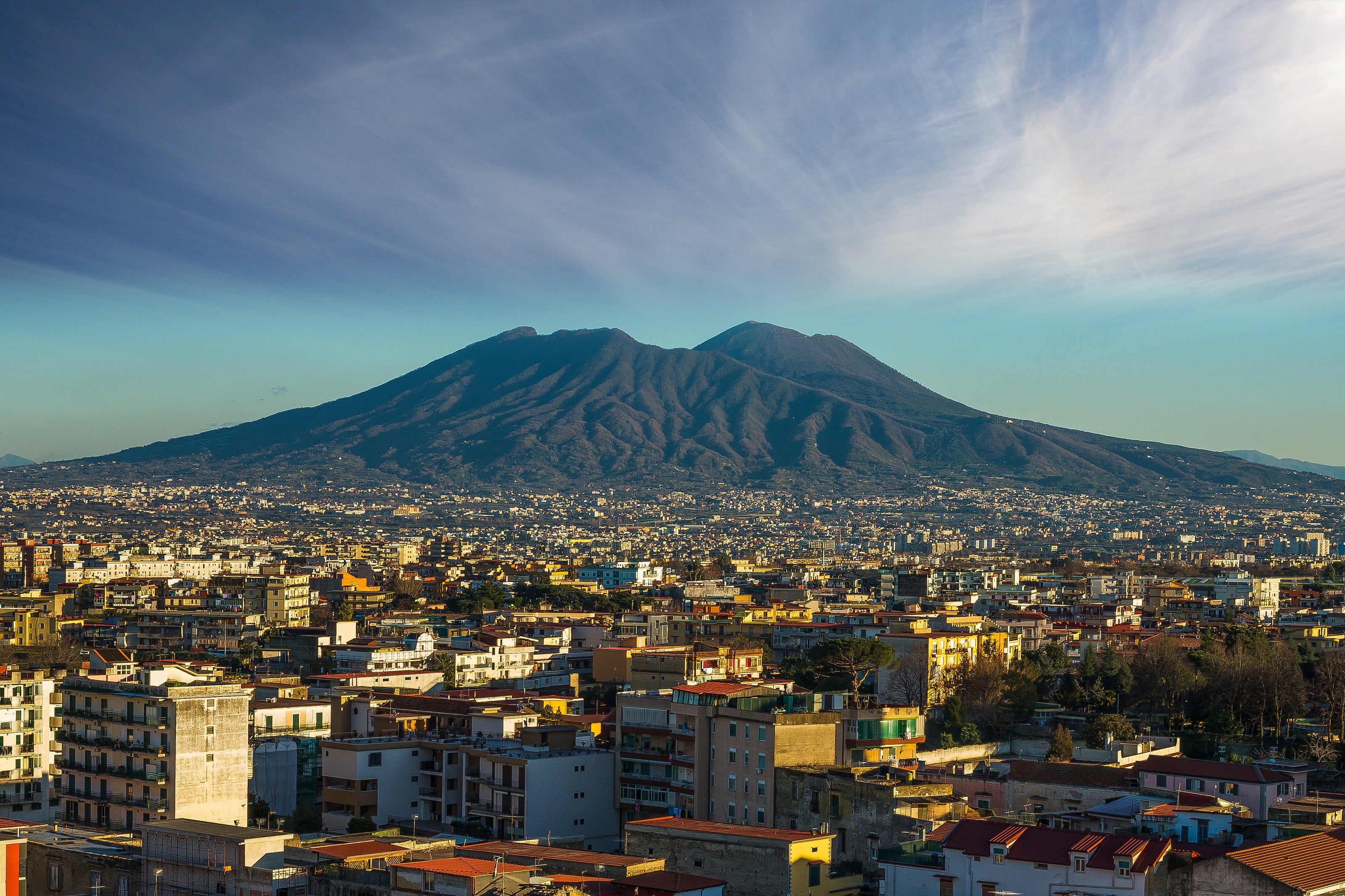 Versuvio e Napoli, rappresentando gadget personalizzati per eventi creativi, aziende locali e colletivi culturali.