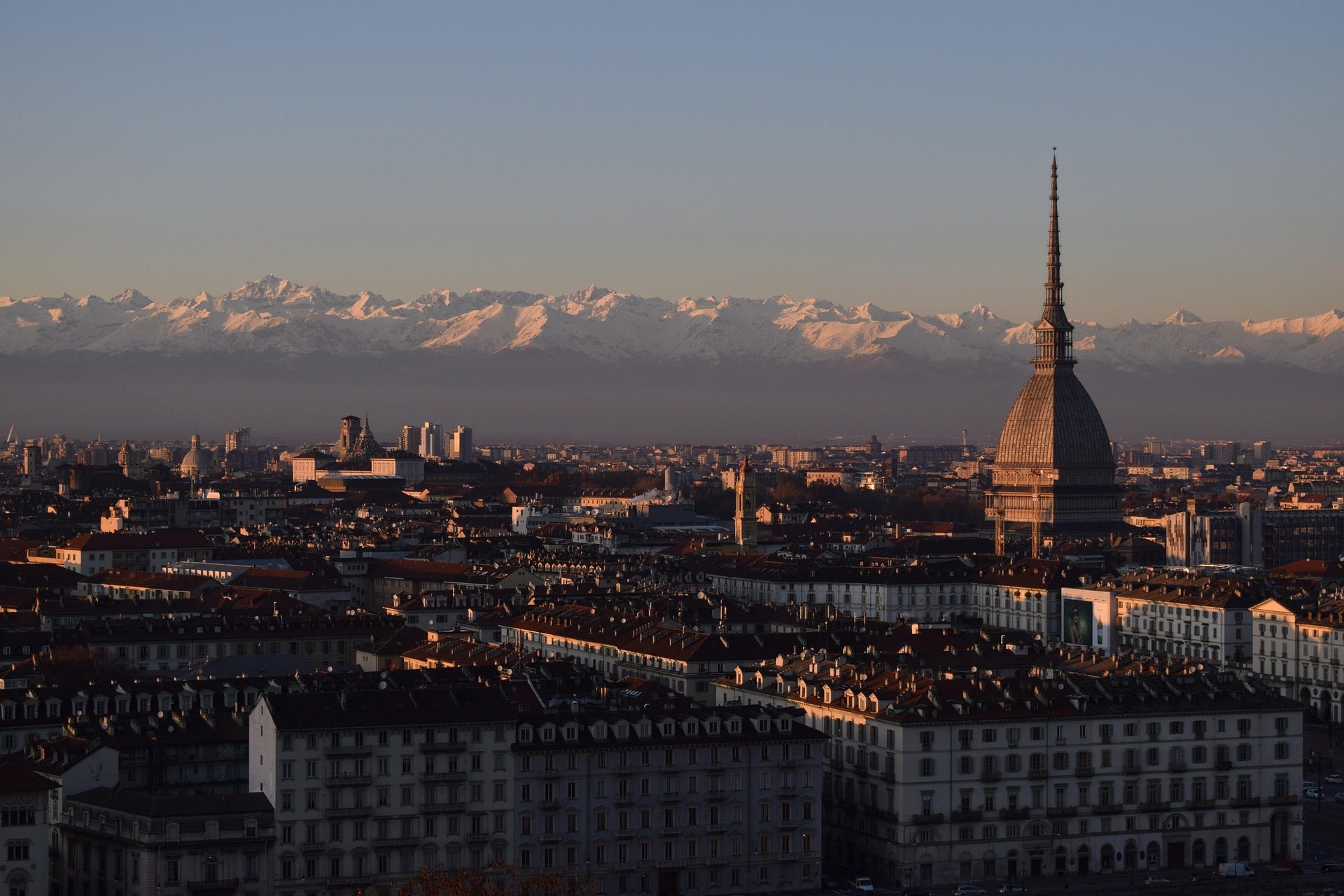 Skyline di Torino con Mole Antonelliana, perfetta per gadget aziendali di precisione per musei, industrie e startup tecnologiche.