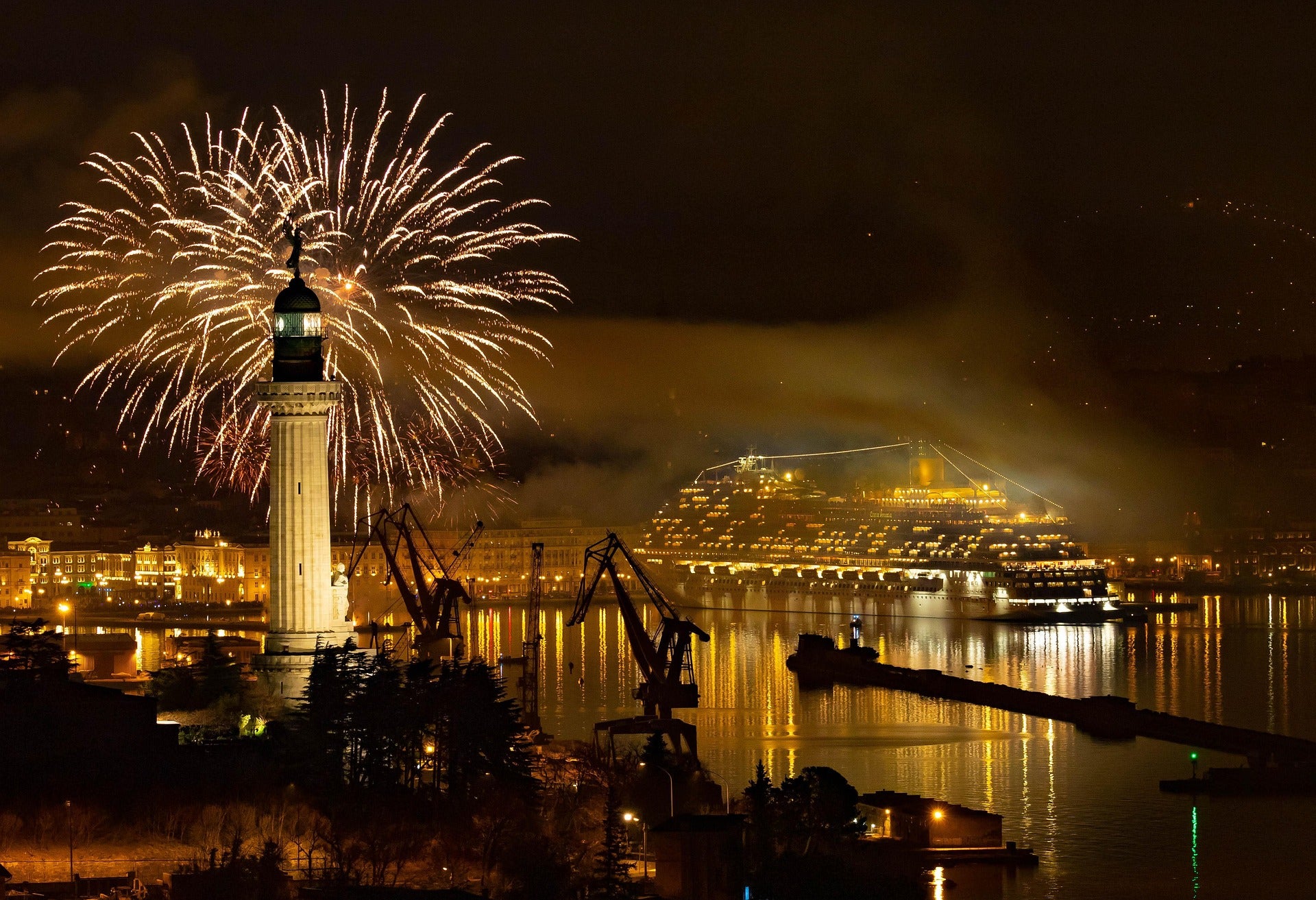 Fuochi d'artificio sul porto di Trieste, simbolo di consegna elegante di gadget per startup, istituzioni e caffè culturali dell'Adriatico.
