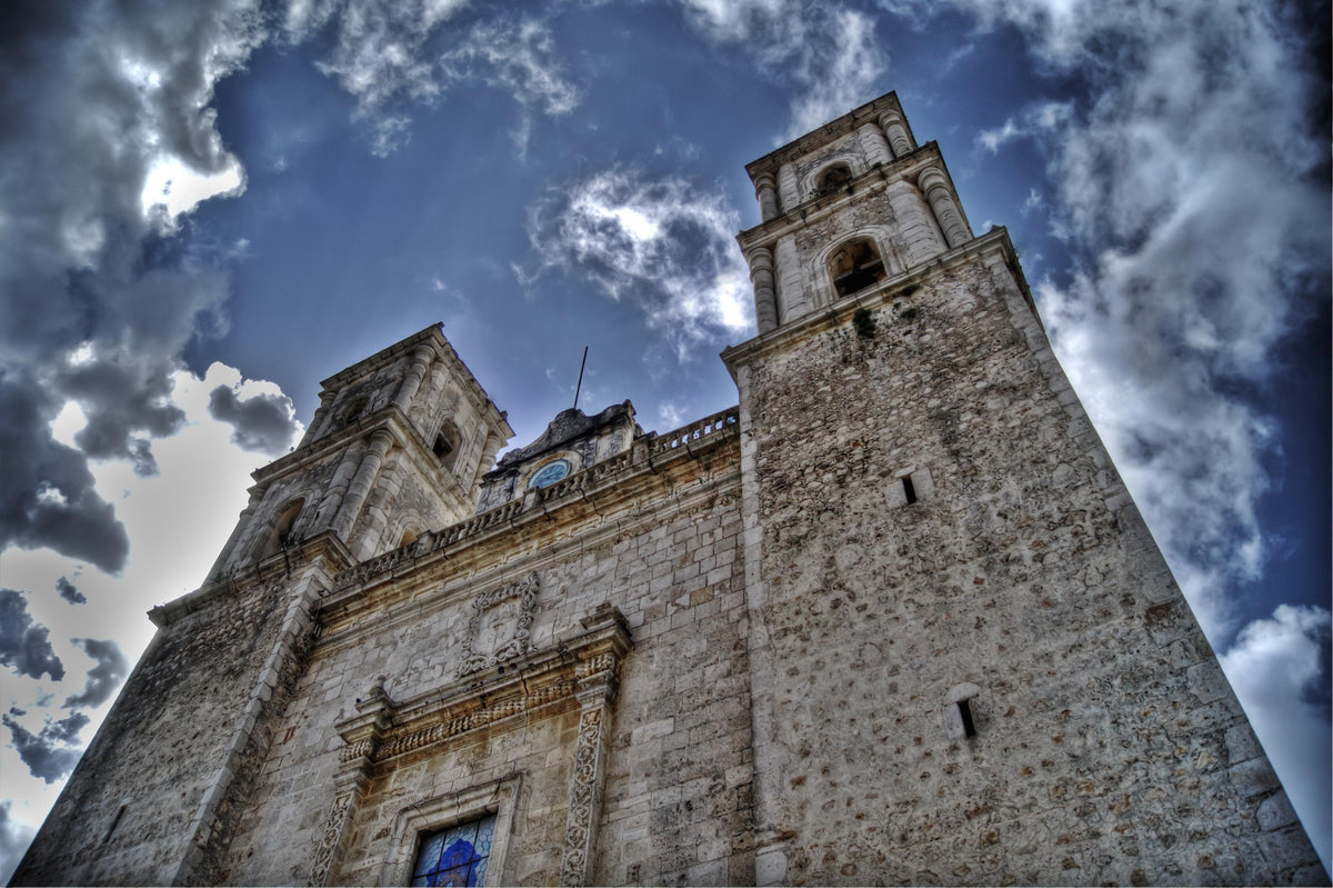 Vista arquitectónica de Valladolid para promocionar productos personalizados para sectores industriales, educativos y gubernamentales.